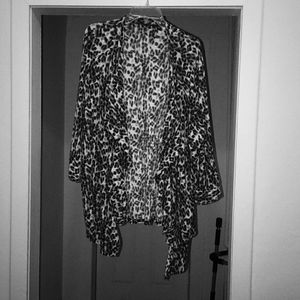 Leopard print light duster in Black, White & Olive